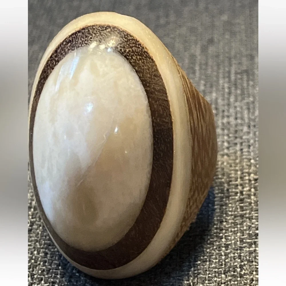 Vintage Large Oval Wood And Mother Of Pearl Statement Ring Sz 9 - Picture 3 of 8
